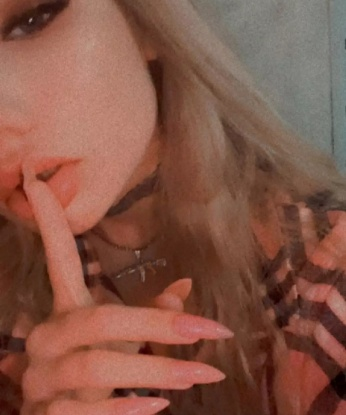 💋 Отдашься мне на пару часов, и я покажу тебе настоящее наслаждение и безудержную страсть. Можешь полностью расслабиться и довериться моим магическим рукам, которые точно знают, как доставить удовольствие.
📸 В моем арсенале есть множество откровенных фото – сиськи, попка и соблазнительное лицо! Гарантирую, что я выгляжу не хуже, чем на фотографиях. Так что встречаешься со мной, ты точно не разочаруешься.
🌇 Живу в Москве, самом пульсирующем и загадочном городе. Именно здесь я готова воплотить все твои фантазии в реальность. Забудь о рутине и окунись в мир сексуальных наслаждений со мной. Только для тебя! 💕 Любовь